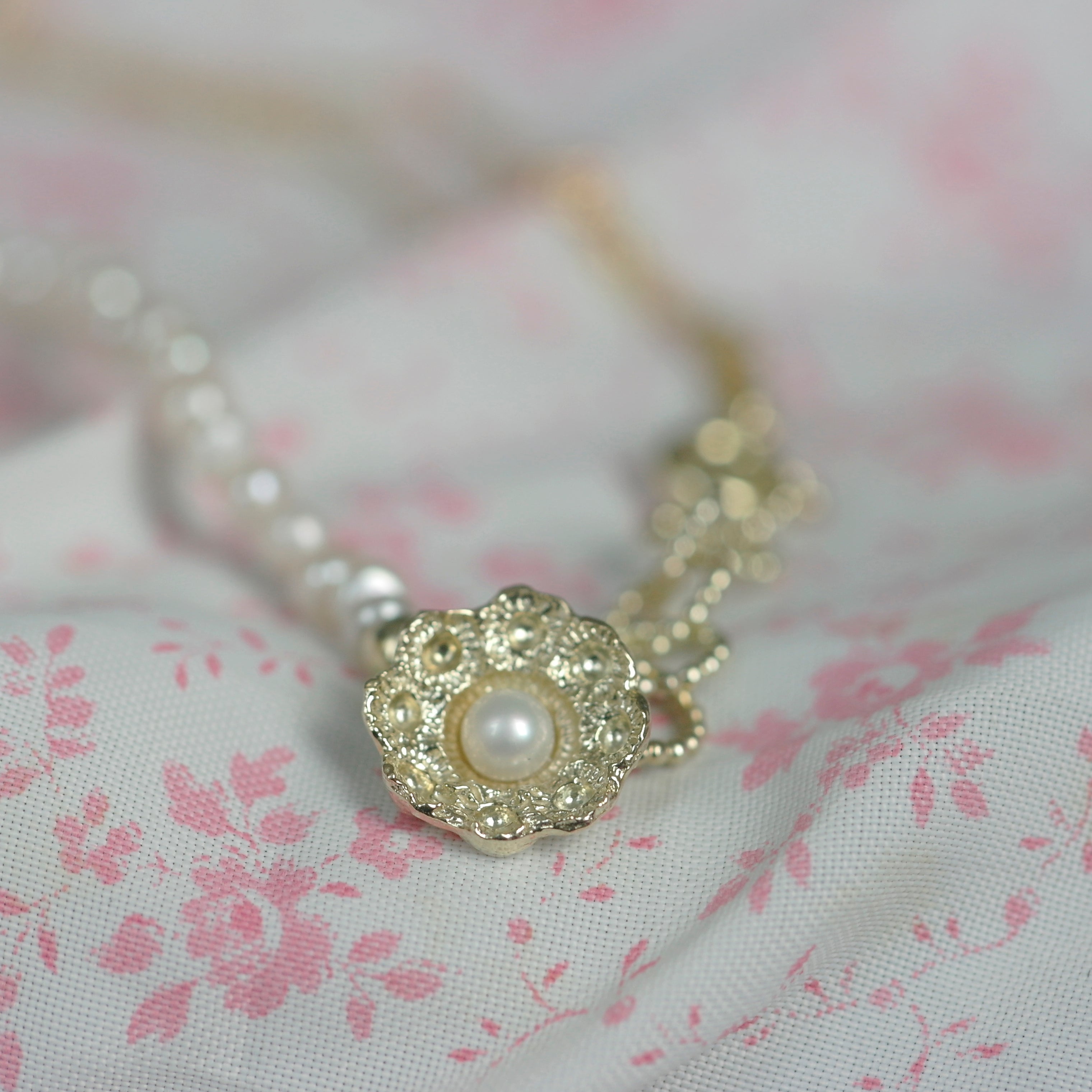 Zeeland-Knopf-Halskette, goldenes kleines Ornament mit rosa Perlen