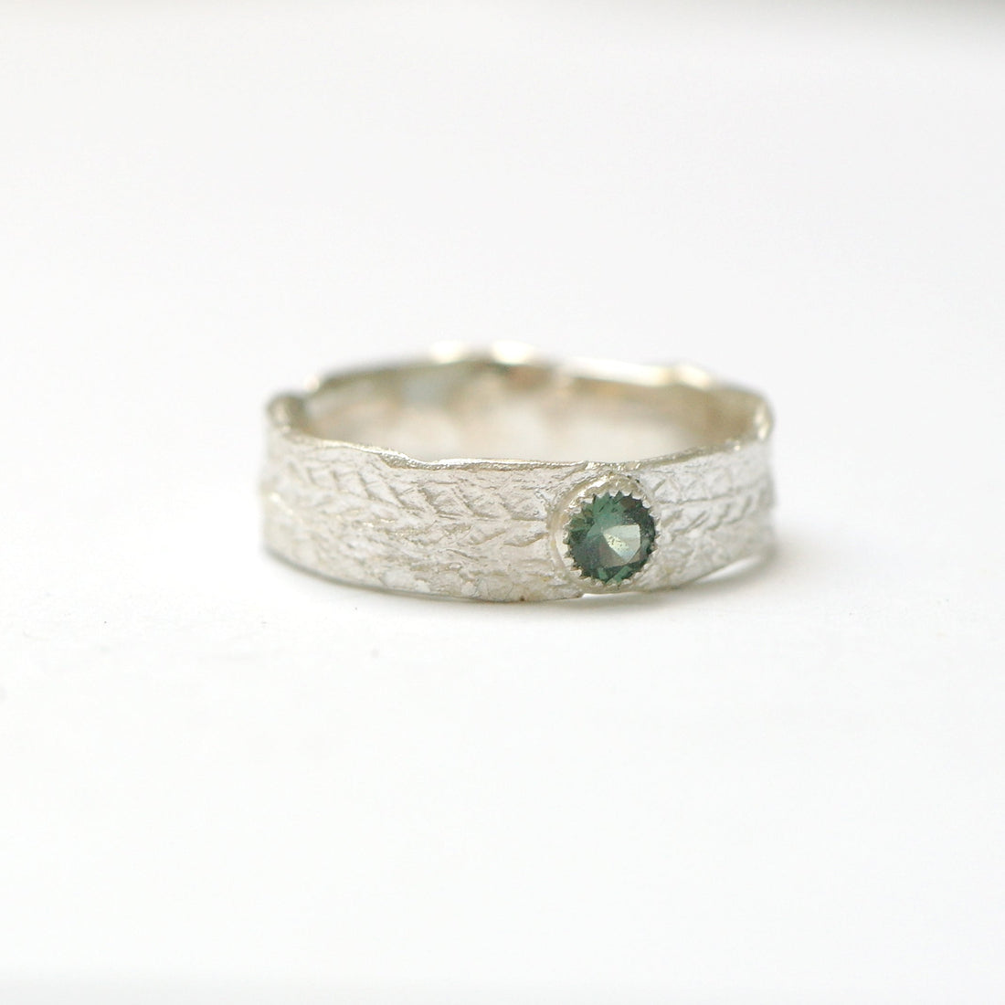 ring geinspireerd op kantwerk met spinel-Hester Zagt
