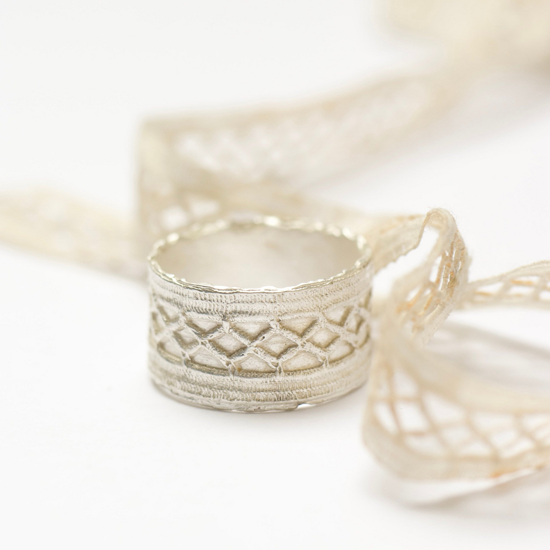 zilveren ring, geinspireerd op kantwerk - Hester Zagt