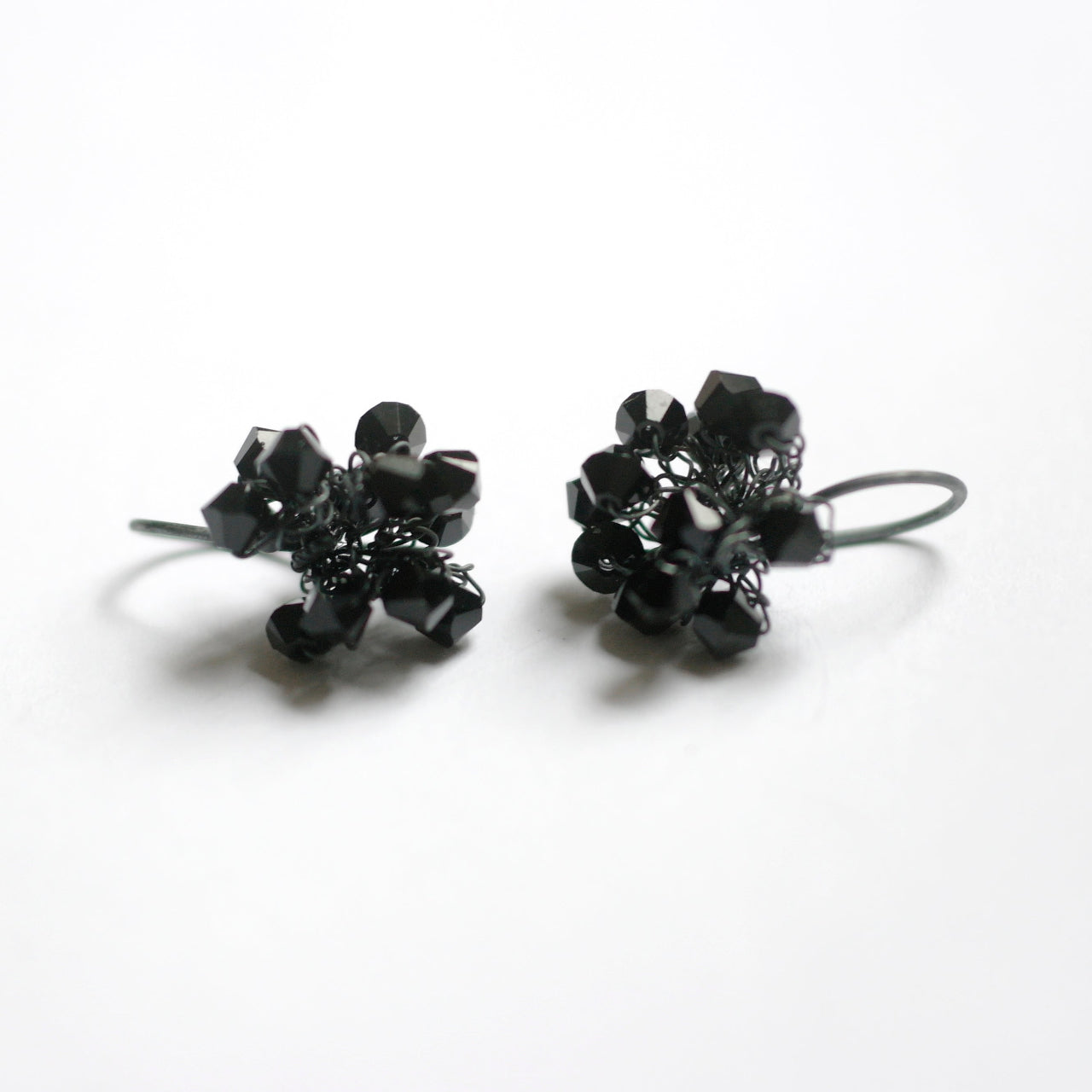 zwart swarovski oorbellen - Hester Zagt