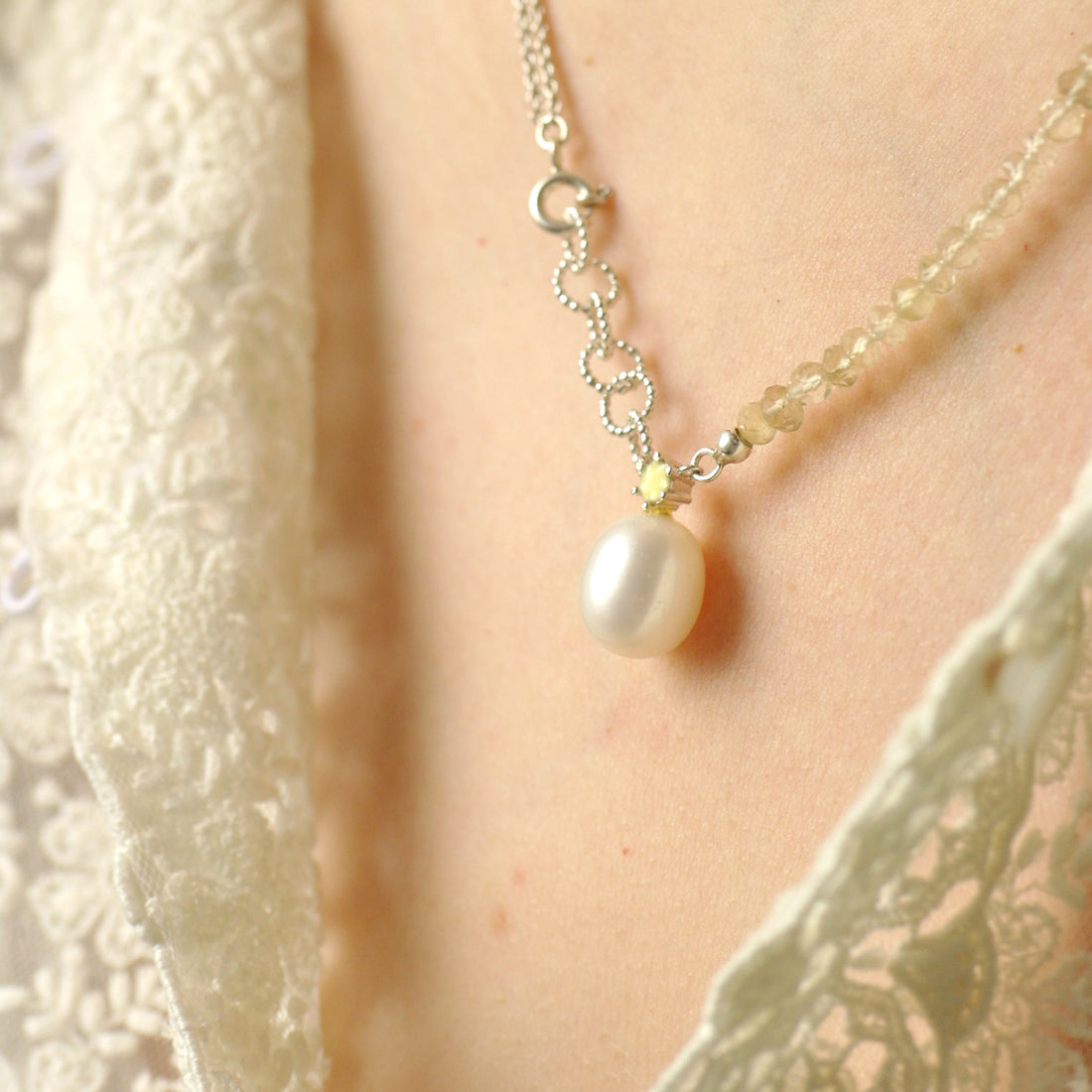 ziveren meisje met de parel ketting met emaille en citroenkwarts - Hester Zagt