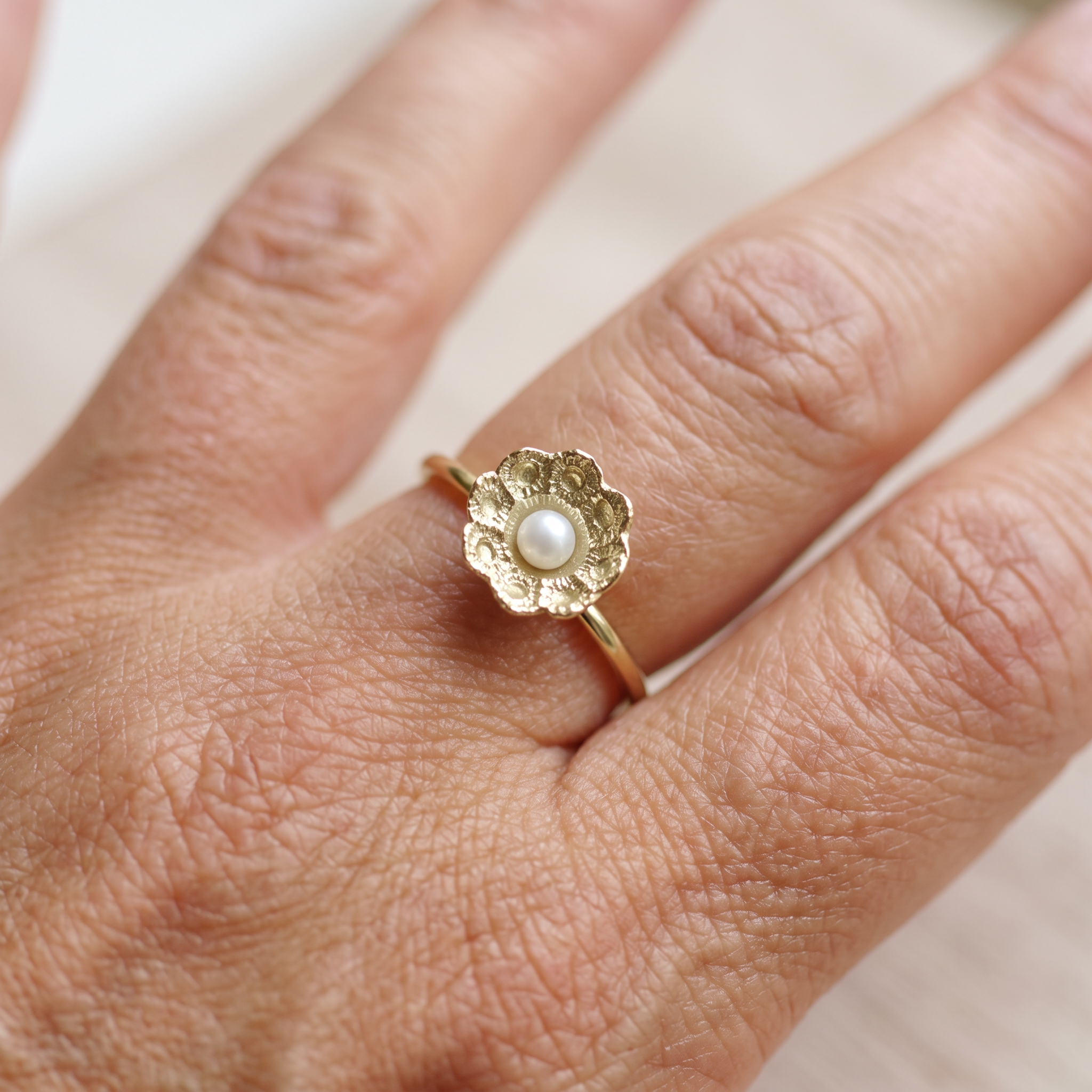 zeeuwse-knoop-ring-goud-met witte parel- Hester Zagt