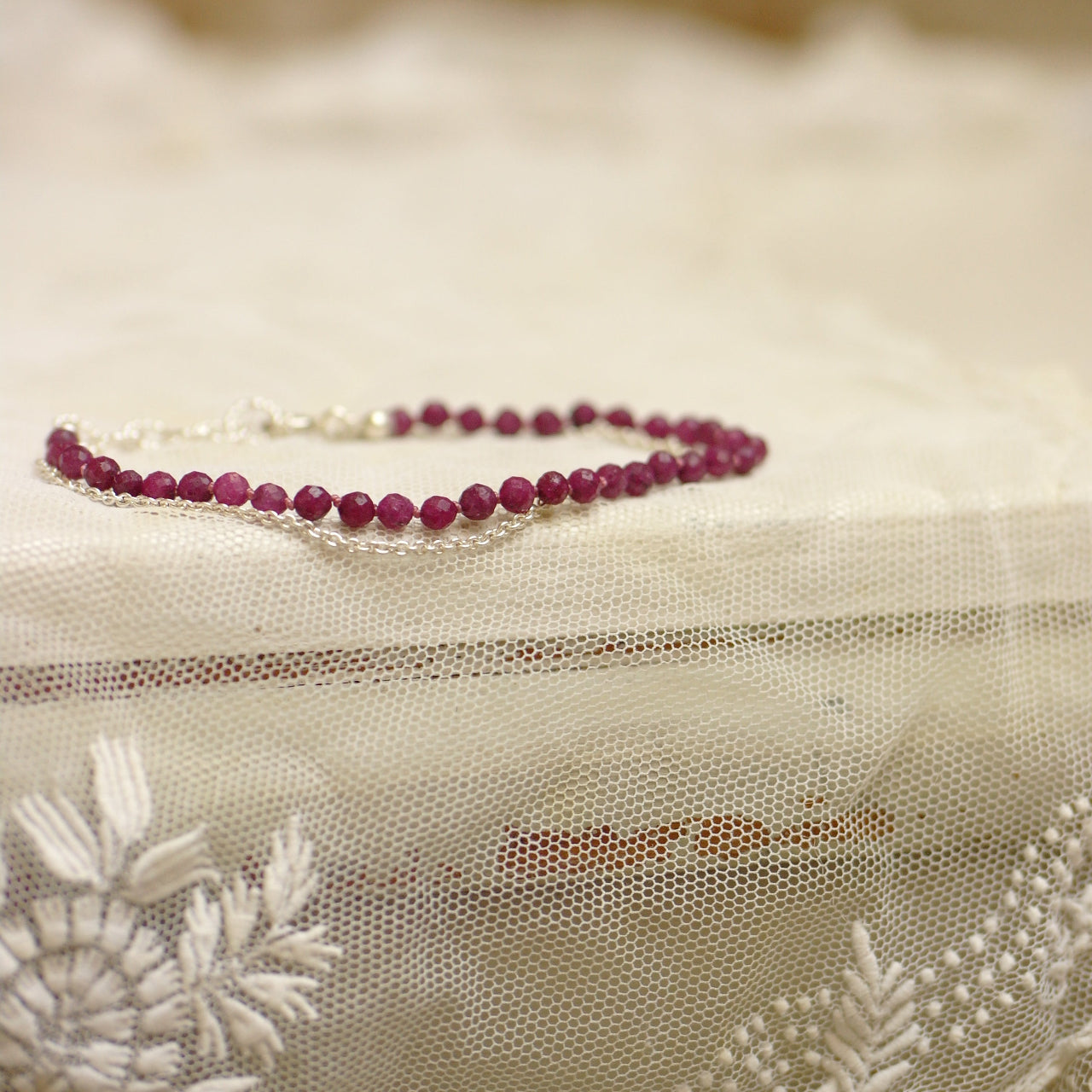 Zilveren armband met robijn-Hester Zagt