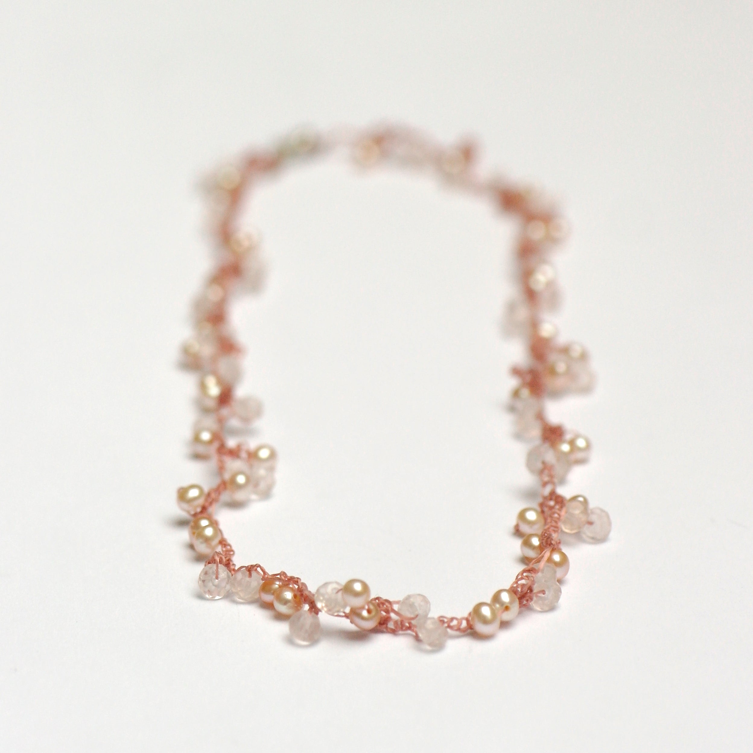 gehaakte ketting met roze parels en rozequartz