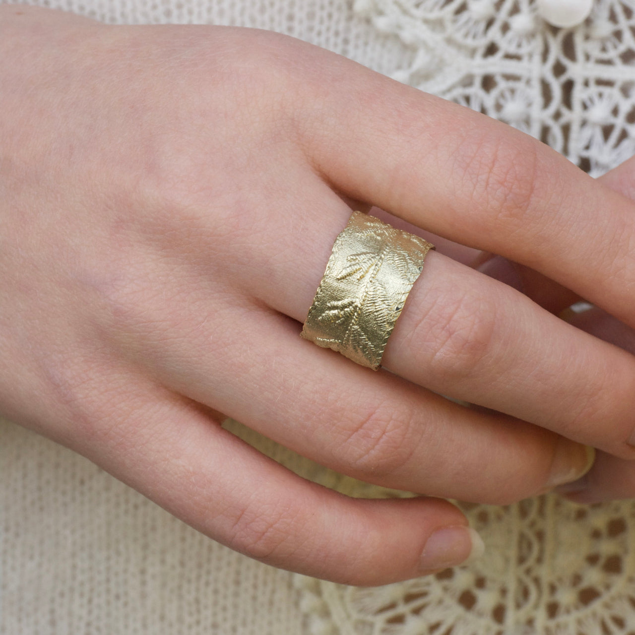 Gouden ring geinspireerd op kantwerk - Hester Zagt