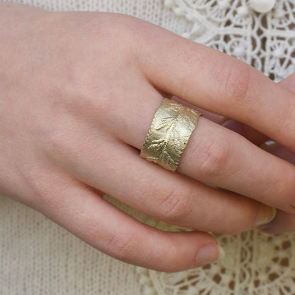 Gouden ring geinspireerd op kantwerk - Hester Zagt