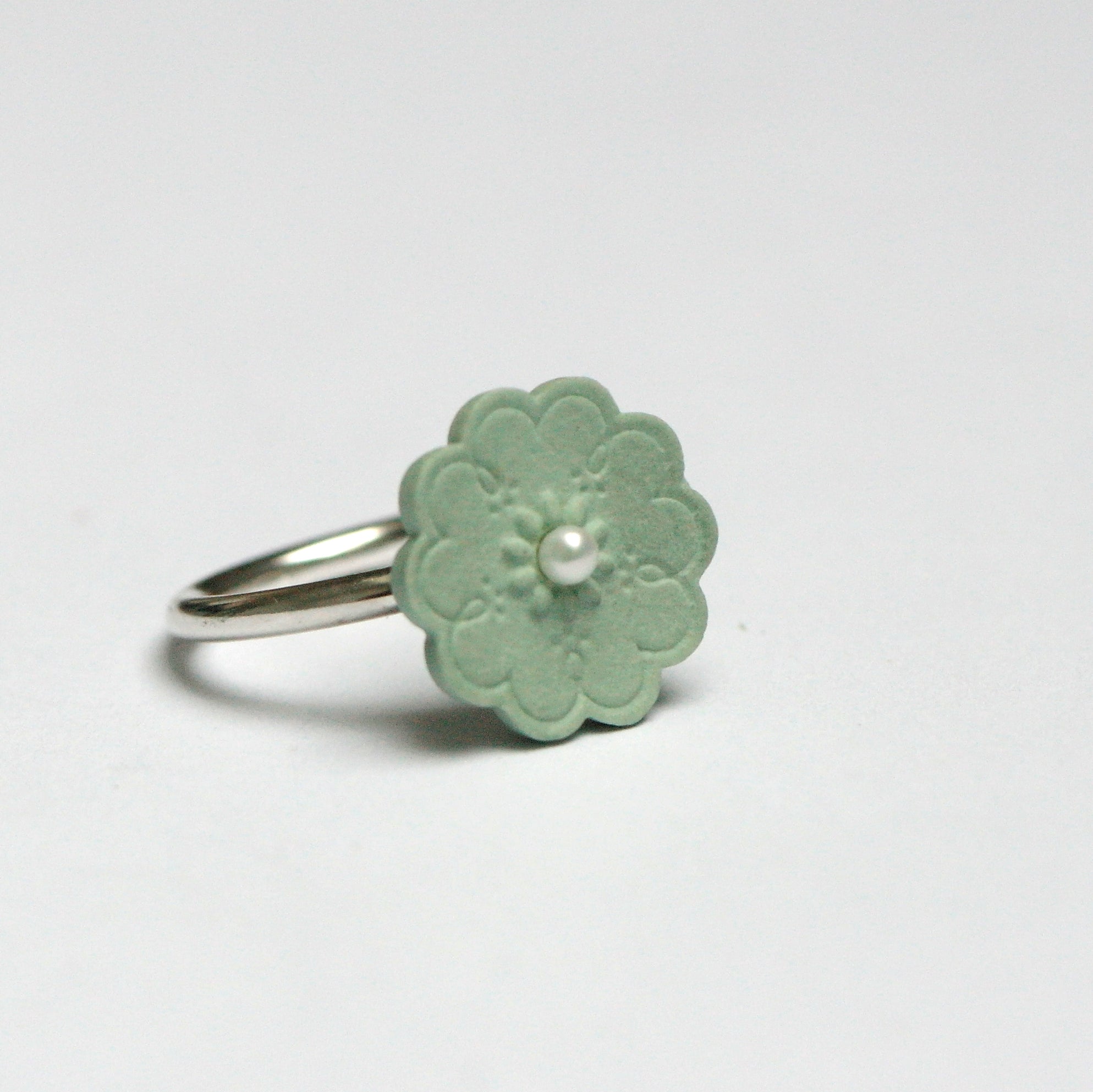 Dutch button ring