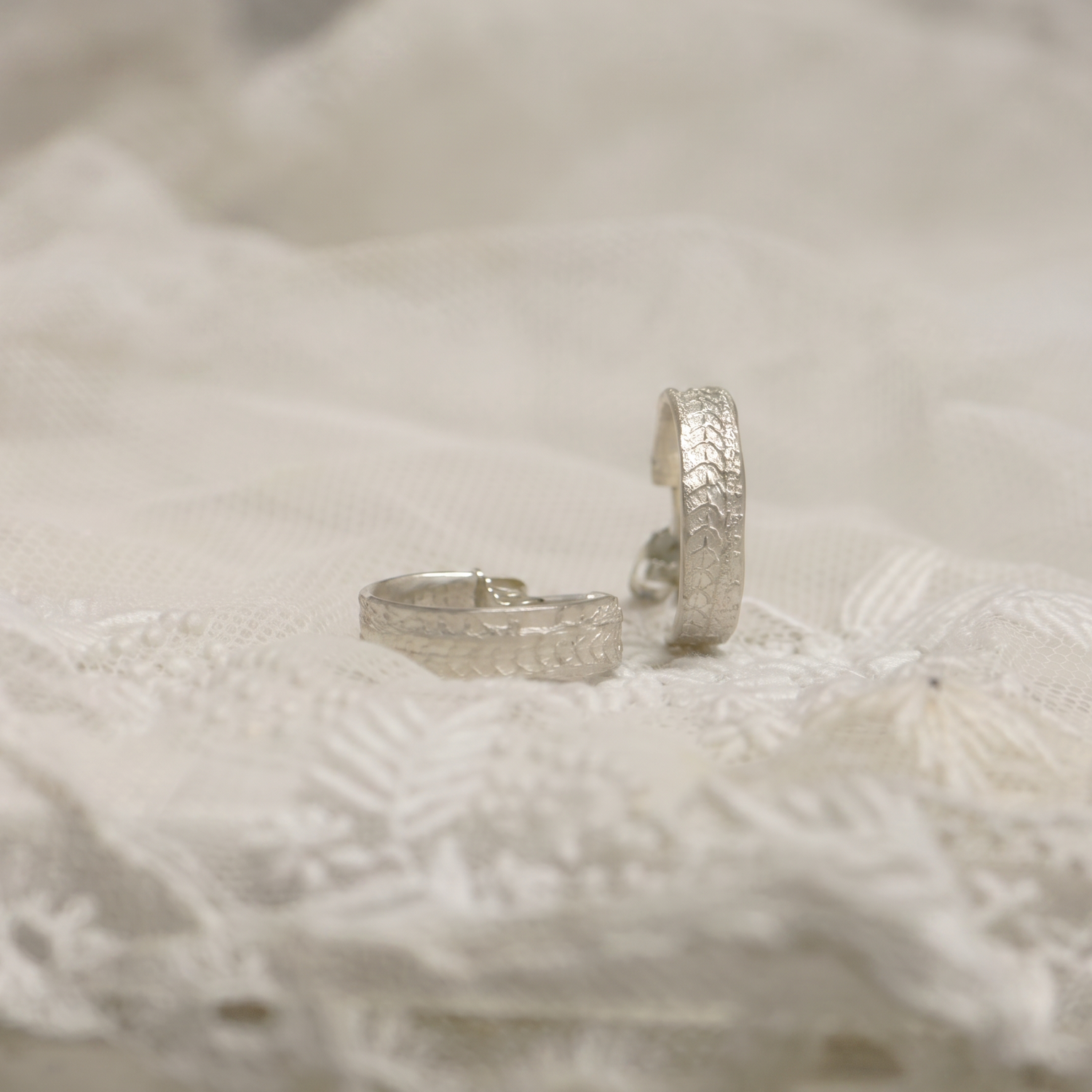 zilveren oorbellen geïnspireerd op kantwerk _-Hester Zagt