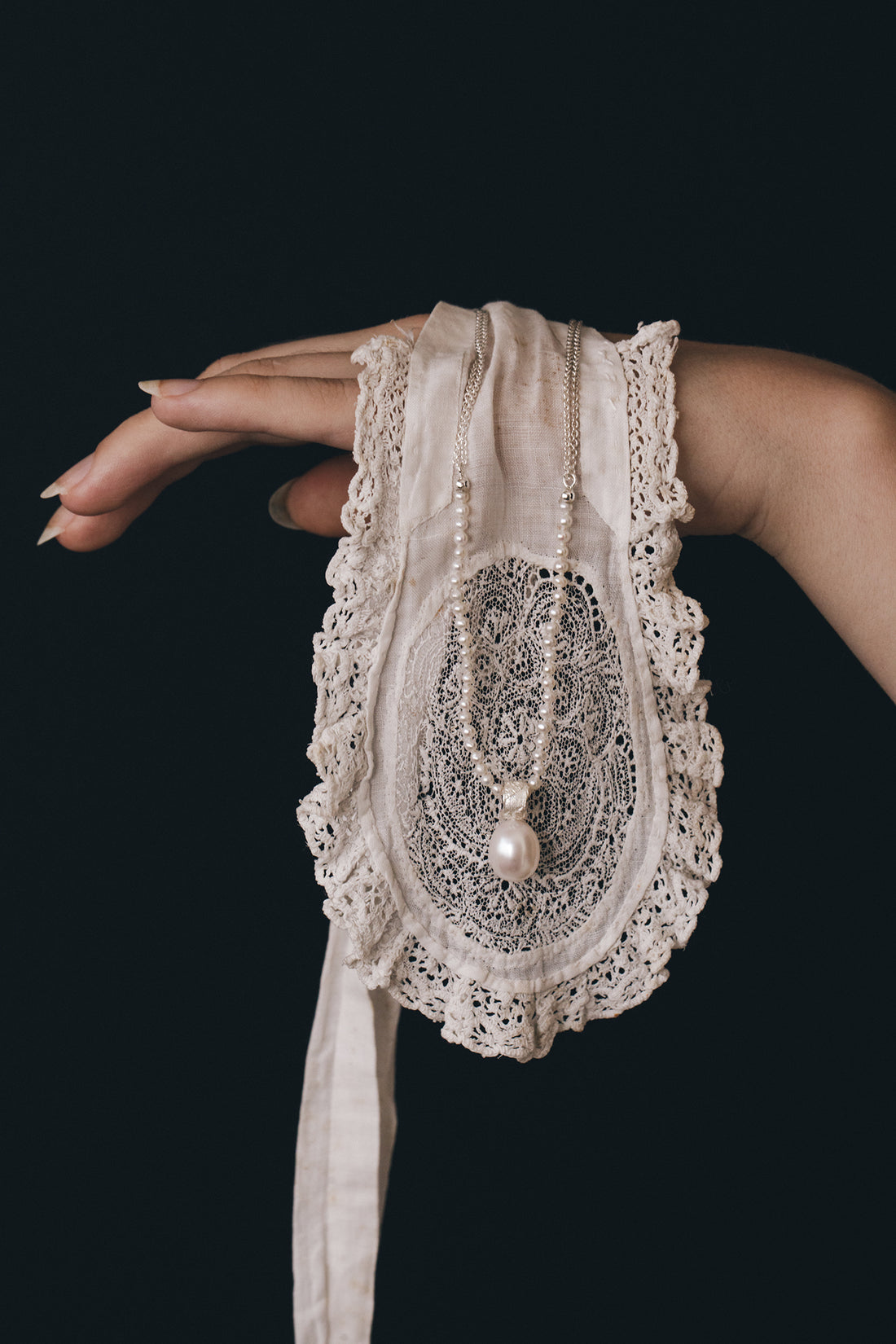 Zilveren ketting met parel, geinspireerd op kantwerk-Hester Zagt x Rijksmuseum