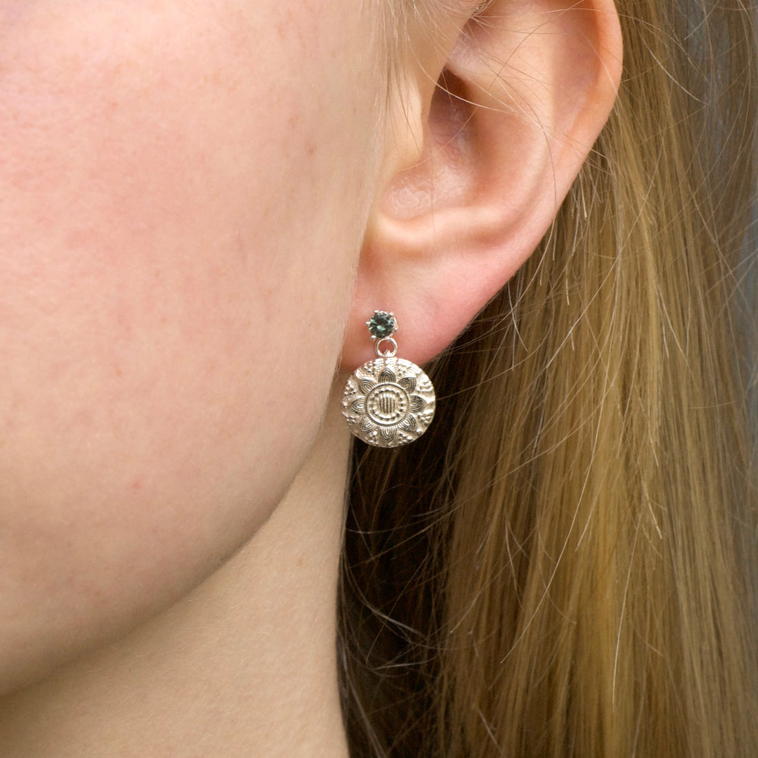 Middelburg Oorbellen met Grijsblauw Spinel - Zeeuwse Knoop Sieraden