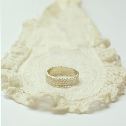 zilveren ring geinspireerd op kantwerk, handgemaakt door Hester Zagt