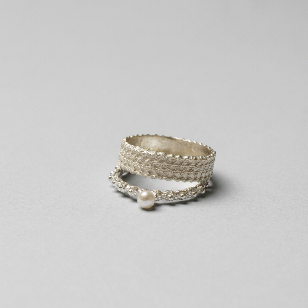 ring geinspireerd op kant, handgemaakt door Hester Zagt