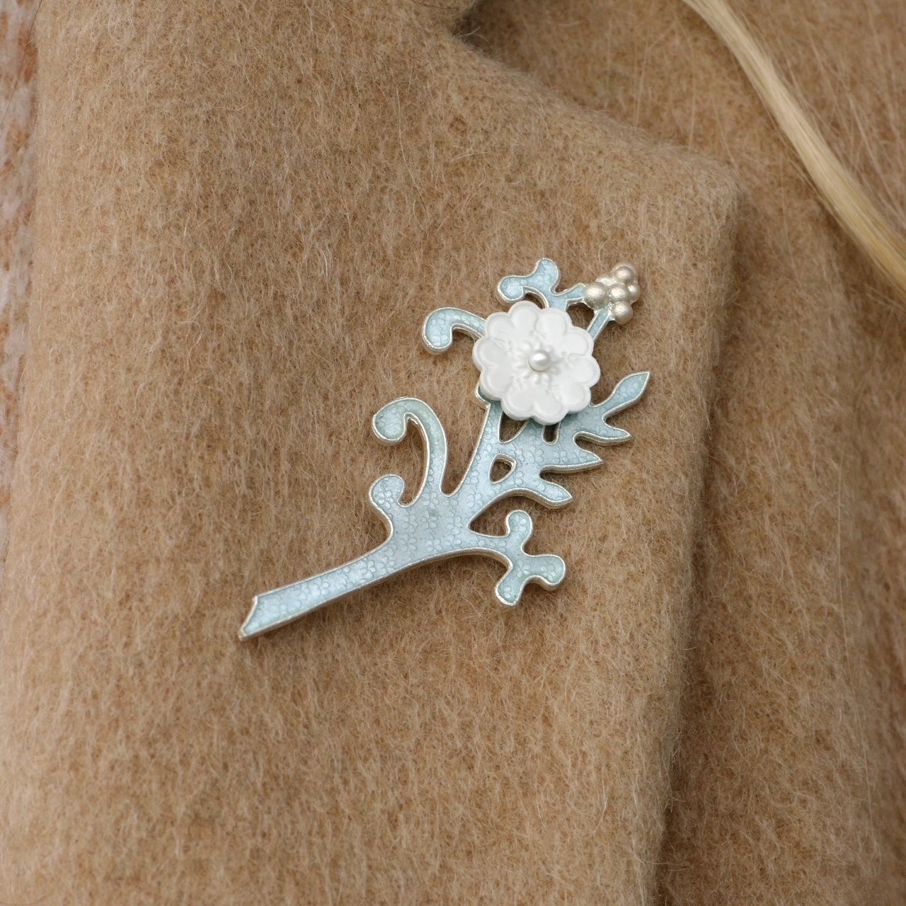 takjes broche met zilver, emaille, porselein en parel