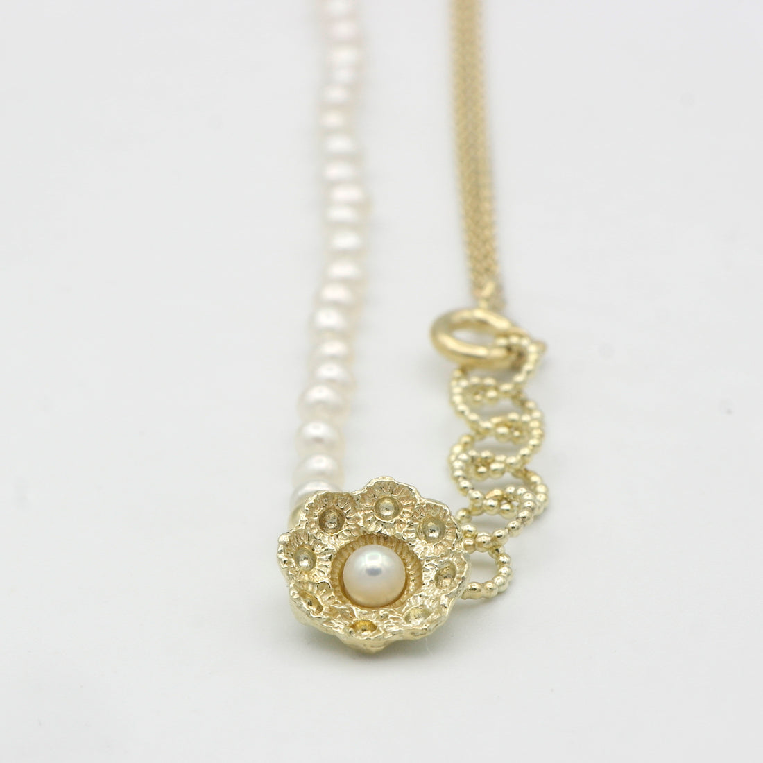 Zeeuwse knoop ketting goud klein ornament met witte parels