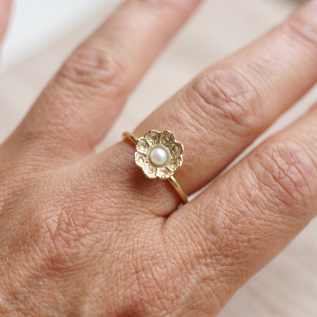 zeeuwse-knoop-ring-goud-met witte parel- Hester Zagt