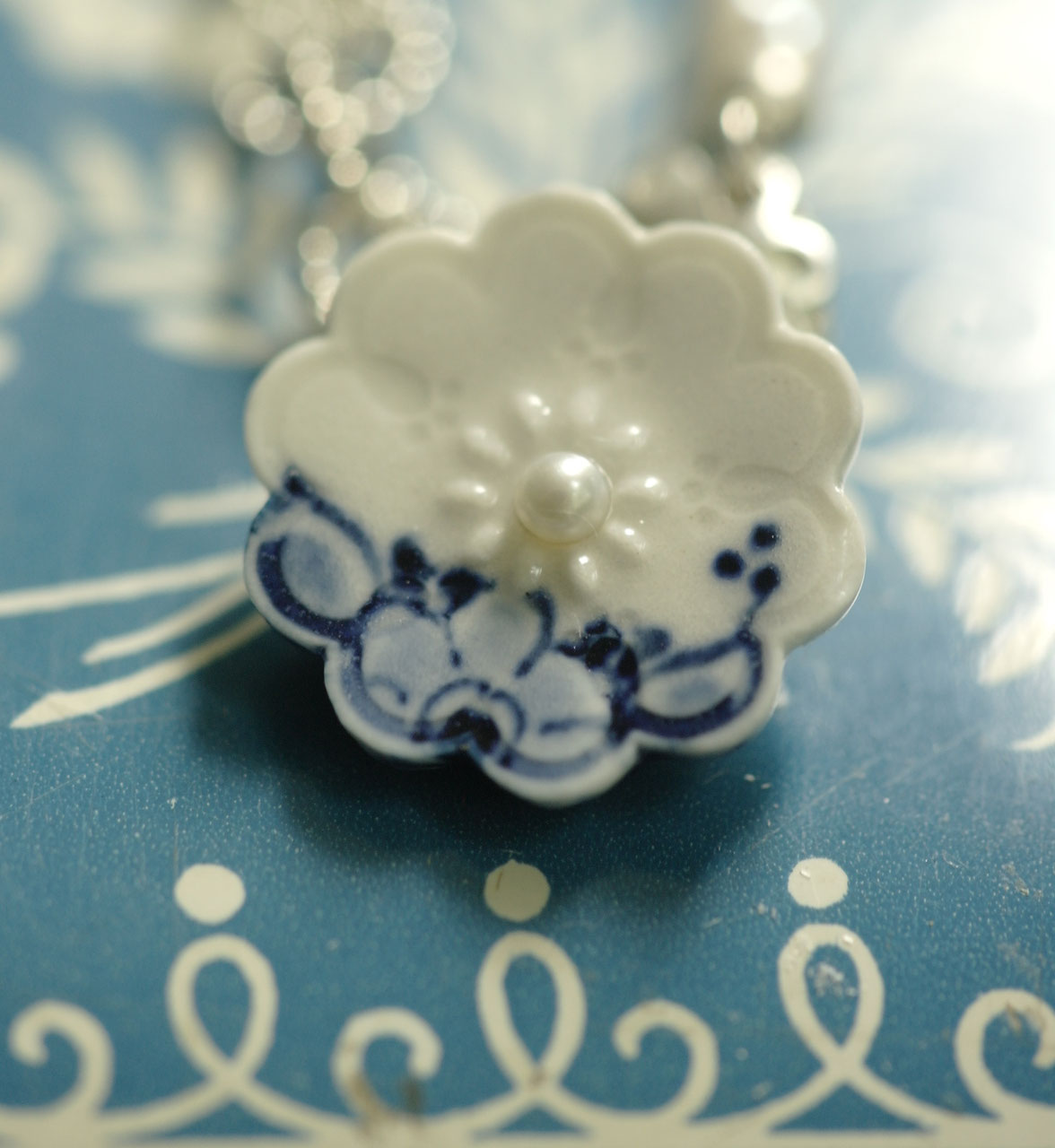 delfts blauw ketting, handbeschilderd met witte parels - Hester Zagt