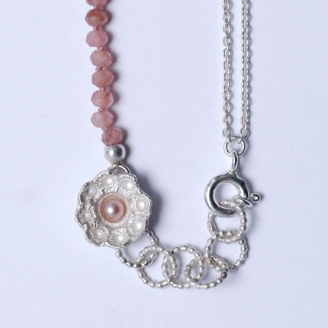 Zeeuwse ketting klein ornament met rodochrosiet - Hester Zagt