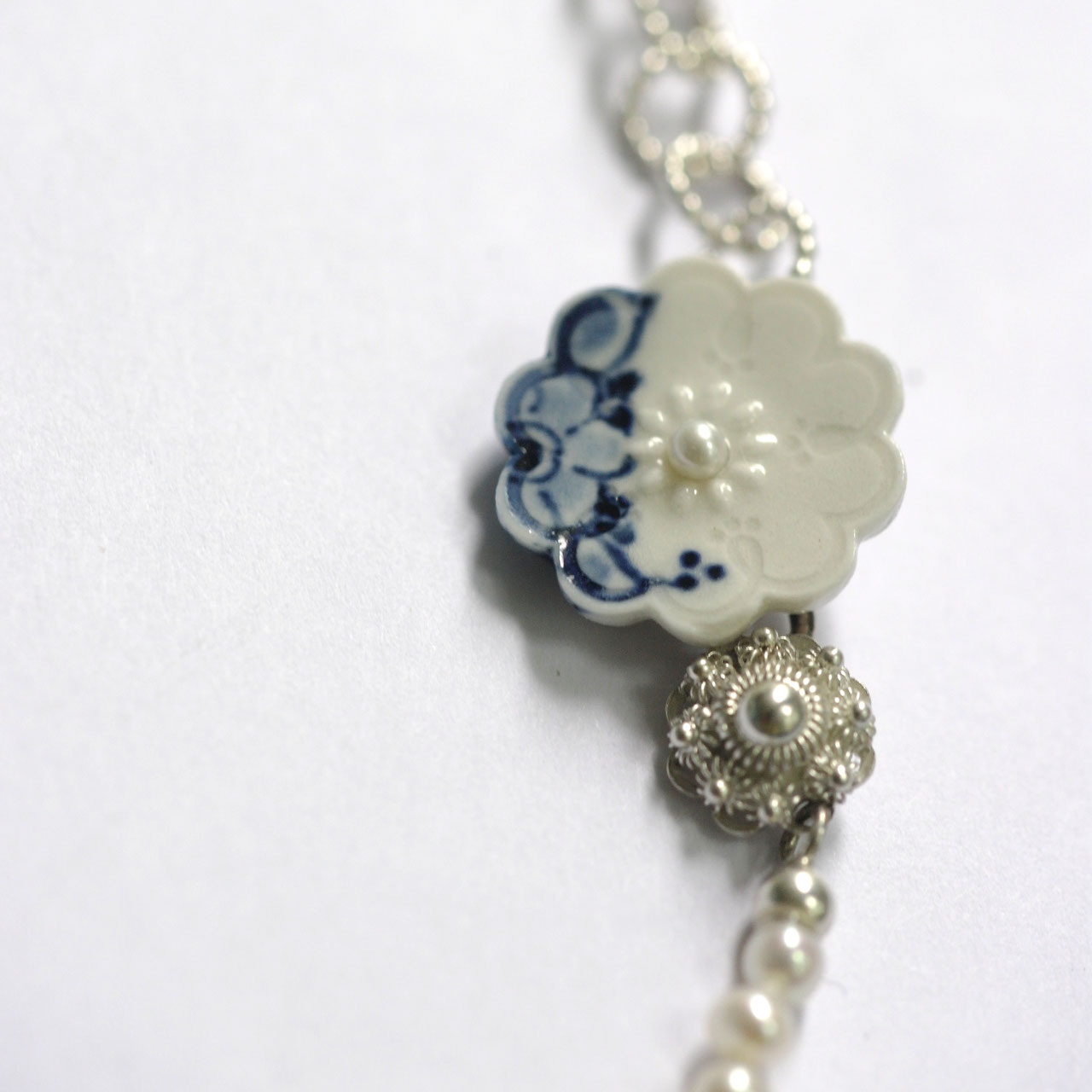 delfts blauw ketting, handbeschilderd met witte parels - Hester Zagt