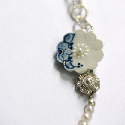 delfts blauw ketting, handbeschilderd met witte parels - Hester Zagt